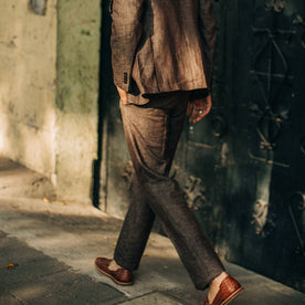 fit model wearing The Sheffield trouser in Cocoa Linen, back shot