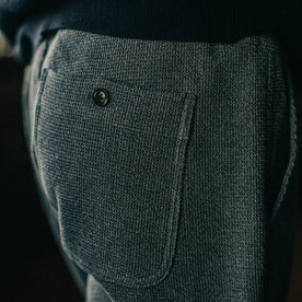 fit model wearing The Après Pant in Charcoal Waffle, back pocket