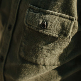 The fit model showing the details of the Yosemite Shirt in Hunter