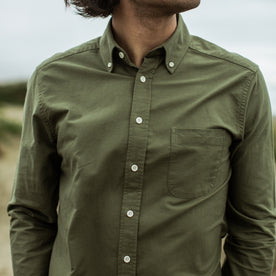 Our fit model wearing The Jack in Army Everyday Oxford.